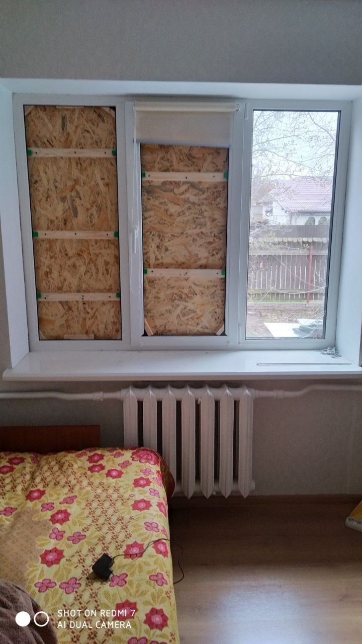 Деякі вікна тимчасово заклали, поки не було грошей на скло.