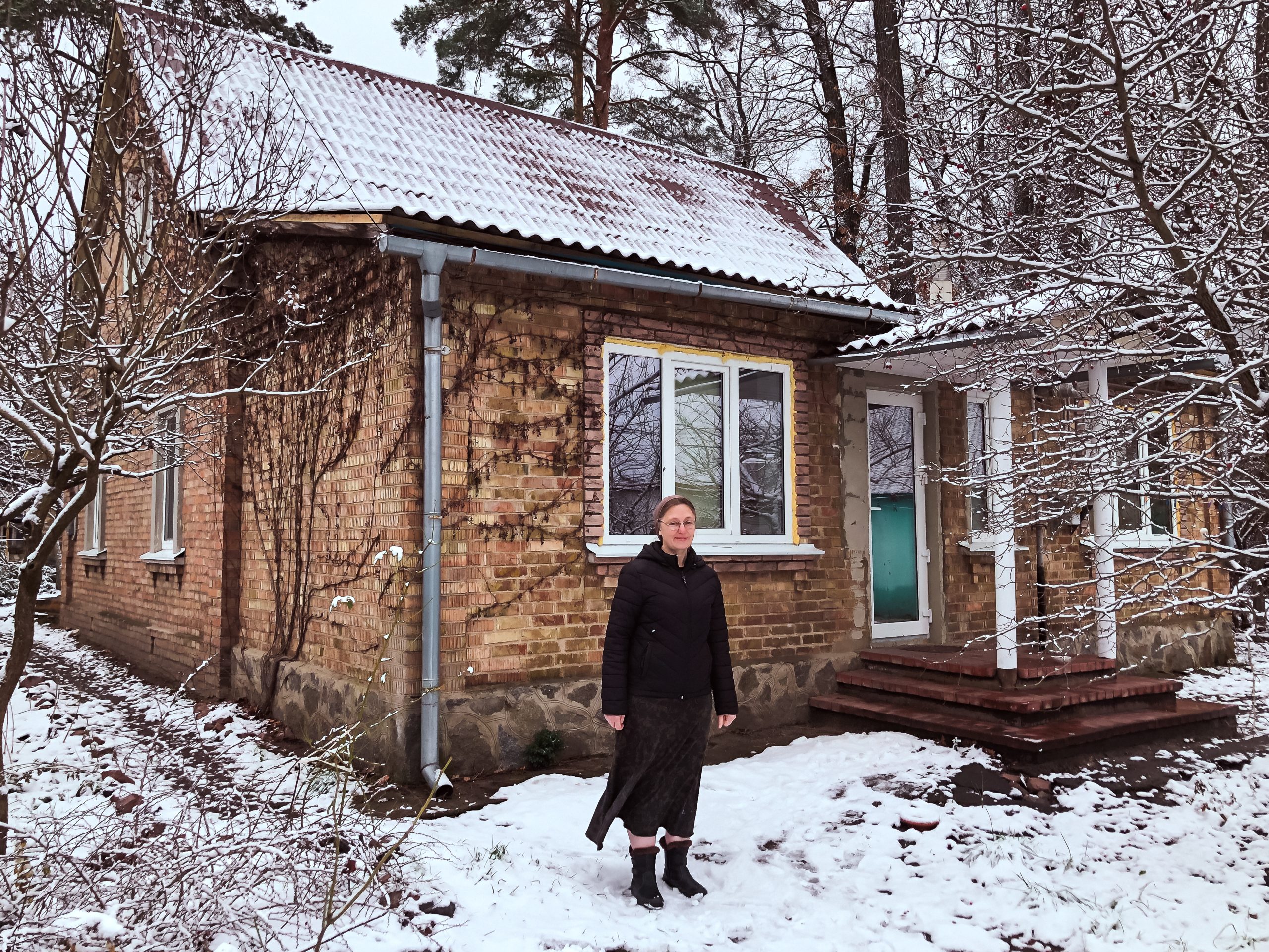 В будинку відбудований заново дах і поставлені нові вікна.